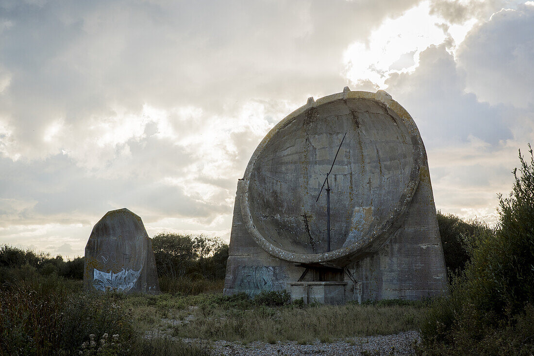 Große Betonreste der Denge Sound Mirrors, bekannt als Listening Ears, veraltete Technologie zur Flugzeugüberwachung für die Royal Air Force, ein Vorläufer des Radars; Dungeness, Kent, England, Vereinigtes Königreich