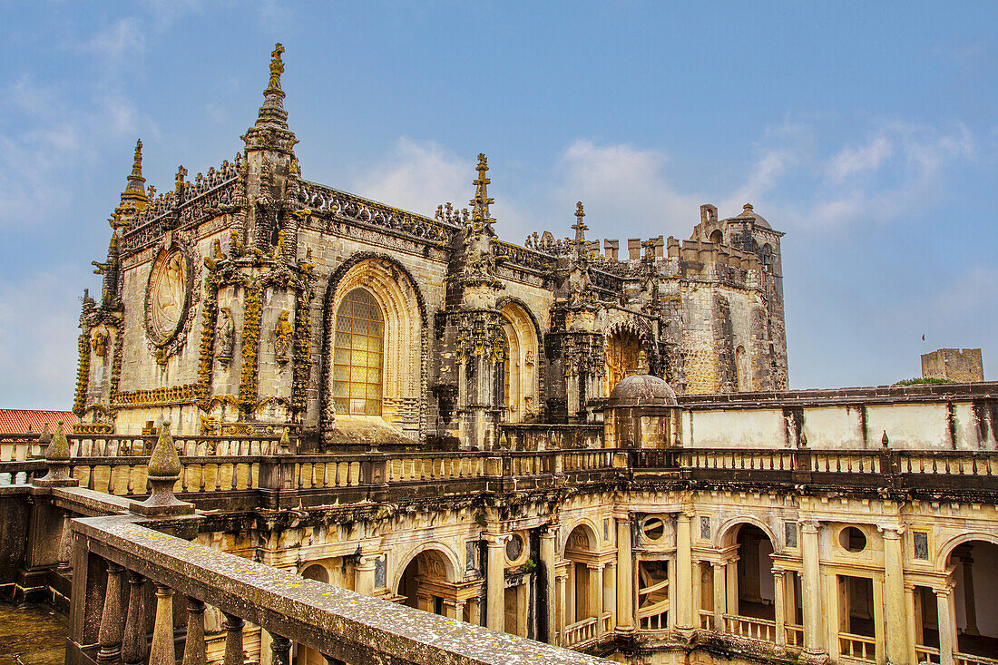 Nahaufnahme der manuelinischen Architektur des Dachbalkons des Christusklosters, das im 12. Jahrhundert von den Tempelrittern gegründet wurde, mit Blick auf den Innenhof des Klosters König Joao III; Tomar, Bezirk Santaren, Provinz Ribatejo, Centro Region, Portugal.