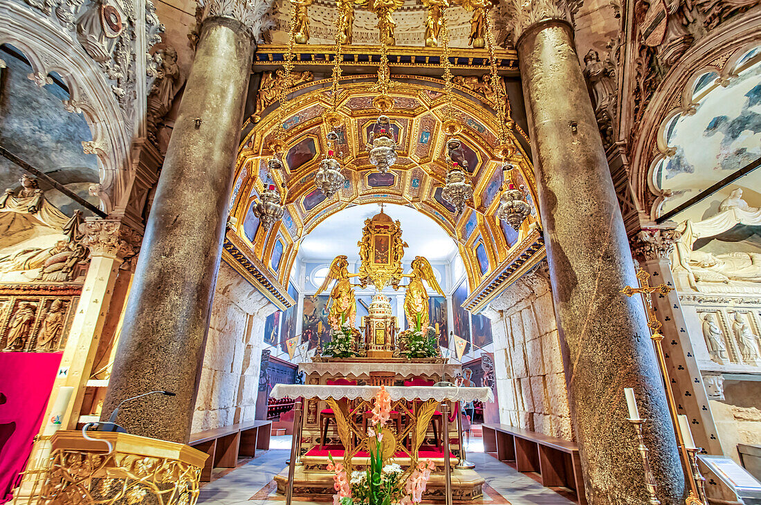 Prächtiger Innenraum der Kathedrale des Heiligen Domnius (Mausoleum, das in eine Kathedrale umgewandelt wurde) mit der vergoldeten Gewölbedecke mit religiösen Gemälden und den goldenen Barockengeln aus dem 17. Jahrhundert, die den Hauptaltar im Diokletianpalast aus dem 3.
