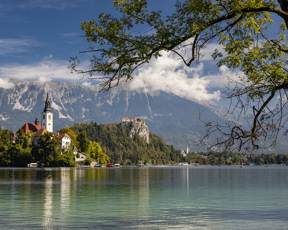 Mariä Himmelfahrt Kirche auf der Insel Bled, umgeben vom Bleder See; Slowenien.