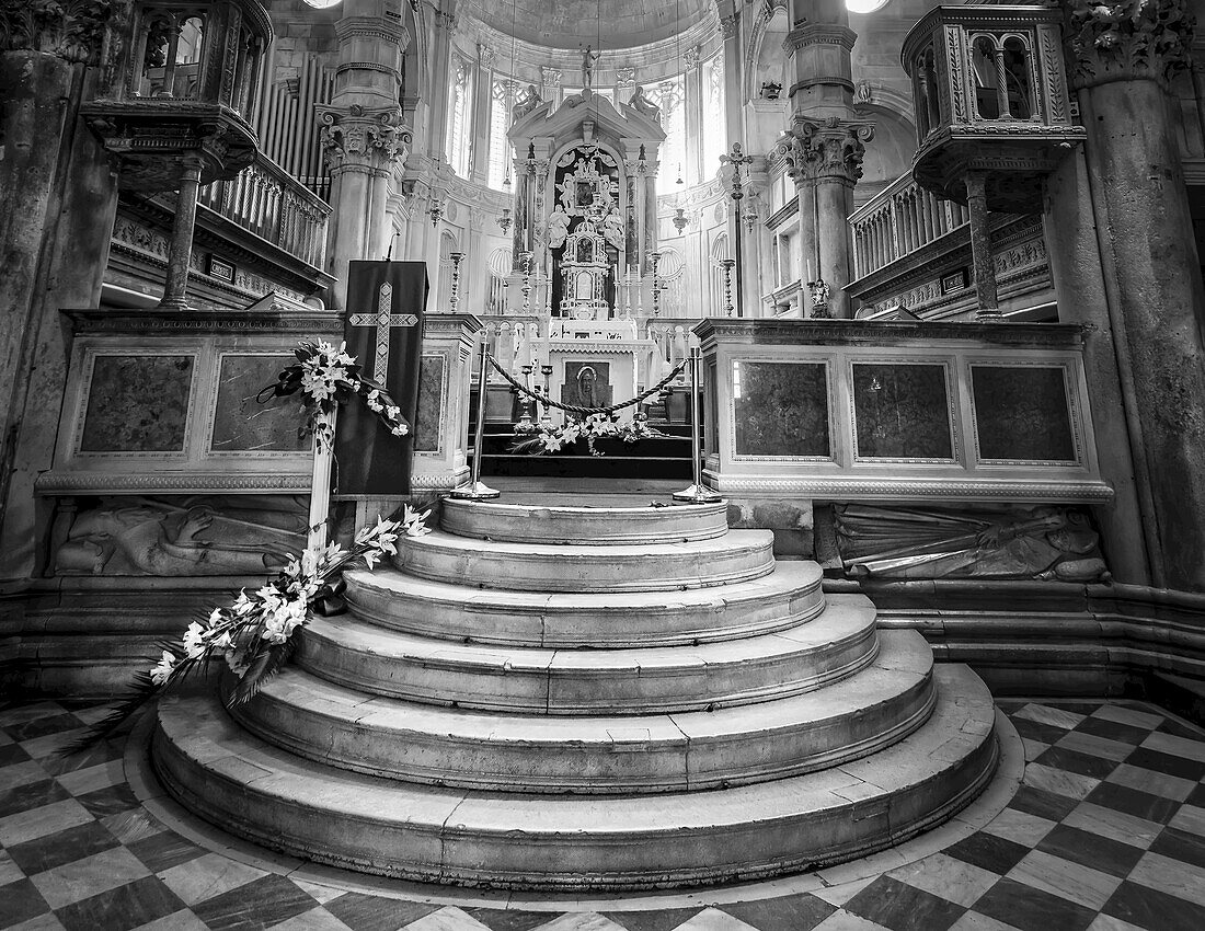 Schwarz-Weiß-Bild des Innenraums der Kathedrale des Heiligen Jakobus; Sibenik, Kroatien.