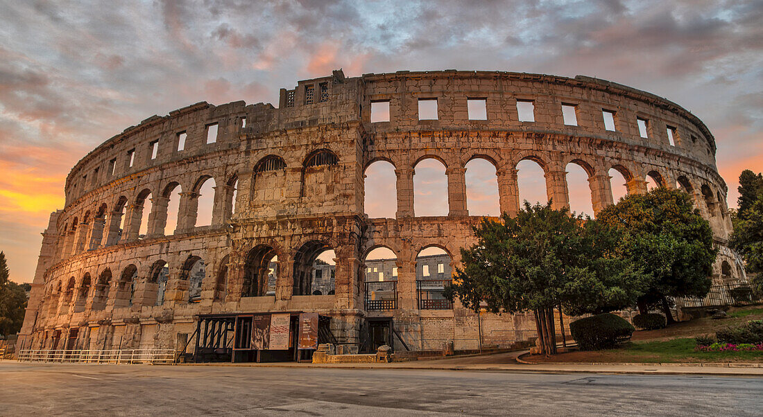 Die imposante Arena von Pula bei Sonnenaufgang; Pula, Istrien, Kroatien.