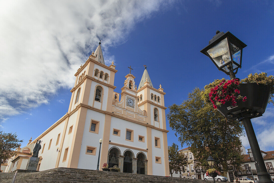 Die Kirche von Sao Salvador (oder die Kathedrale von Angra do Heroismo), die Hauptkirche in Angra do Heroismo in der Gemeinde Se; Terceira, Azoren