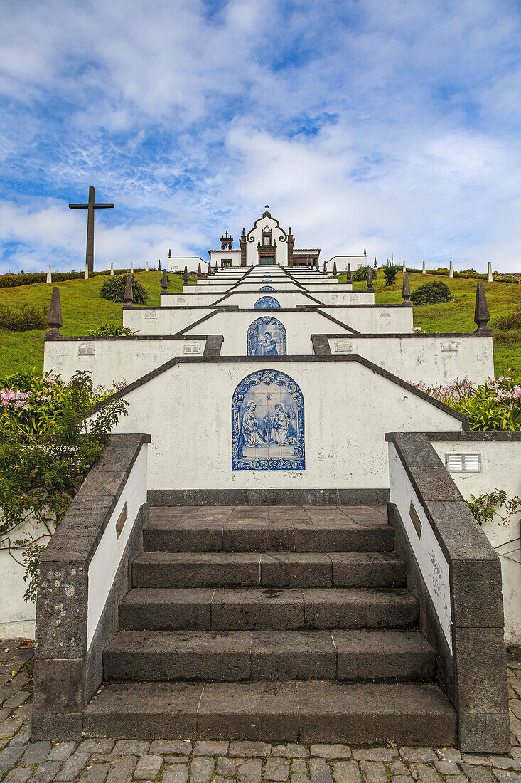 Dekorative Treppe, die hinauf zur Kapelle Unserer Lieben Frau des Friedens (Ermida de Nossa Senhora da Paz) führt, mit Blick auf Vila Franca Do Campo; Insel Sao Miguel, Azoren.