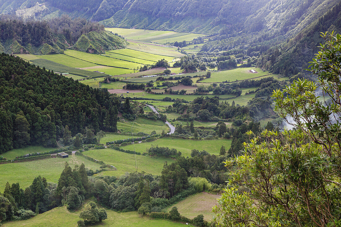 Blick auf das fruchtbare Ackerland und die üppige Vegetation der Sete Cidades innerhalb des gewaltigen Vulkankraters, der im Zentrum von Ponta Delgada liegt; Insel Sao Miguel, Azoren