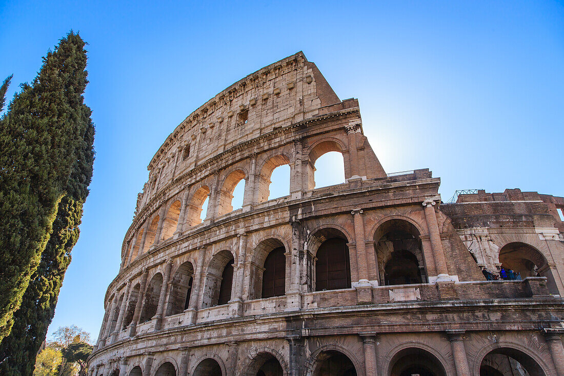 Nahaufnahme des berühmten Kolosseums vor blauem Himmel; Rom, Latium, Italien.