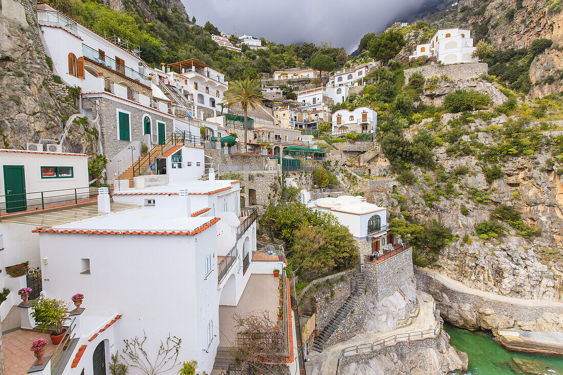 Das alte Fischerdorf Praiano mit seinen weiß getünchten Gebäuden entlang der Klippen der Amalfiküste; Provence von Salerno, Kampanien, Italien.