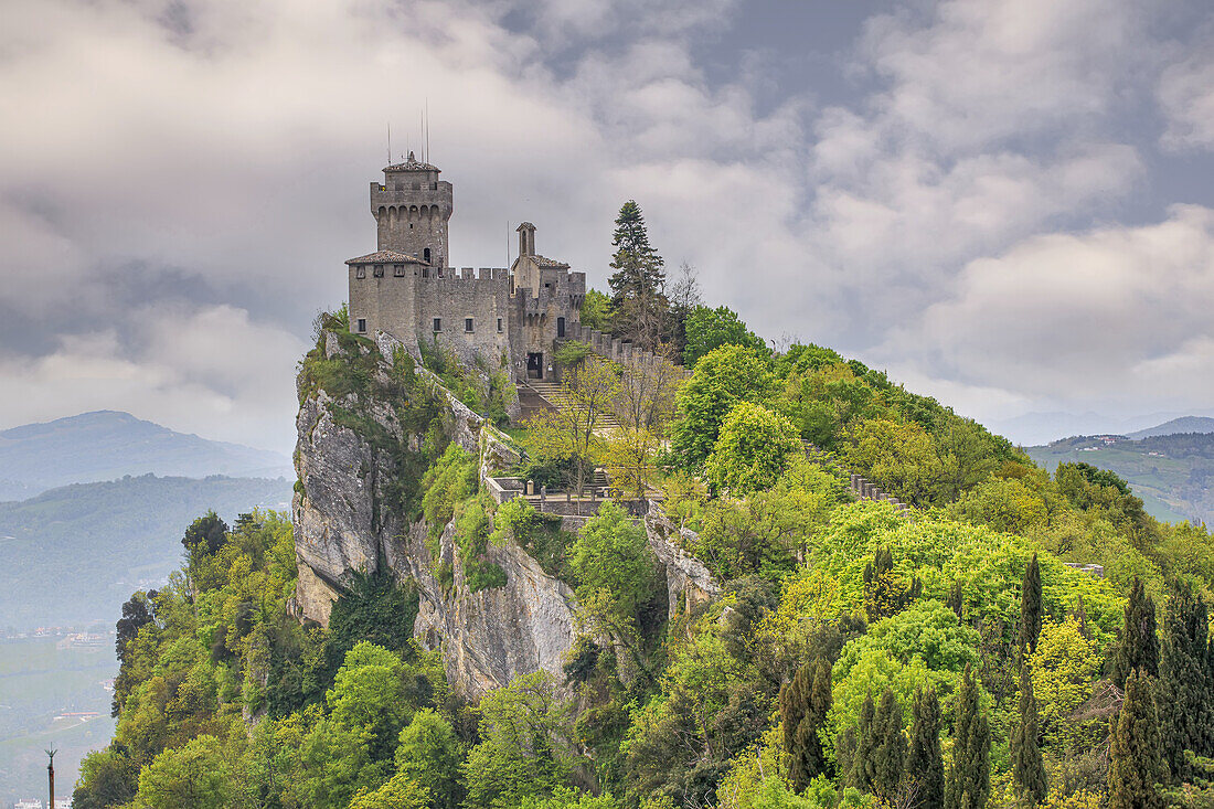 Cesta-Turm auf dem Gipfel des Titan mit wolkenverhangenem Himmel an einem sonnigen Tag; Republik San Marino, Nord-Mittelitalien.