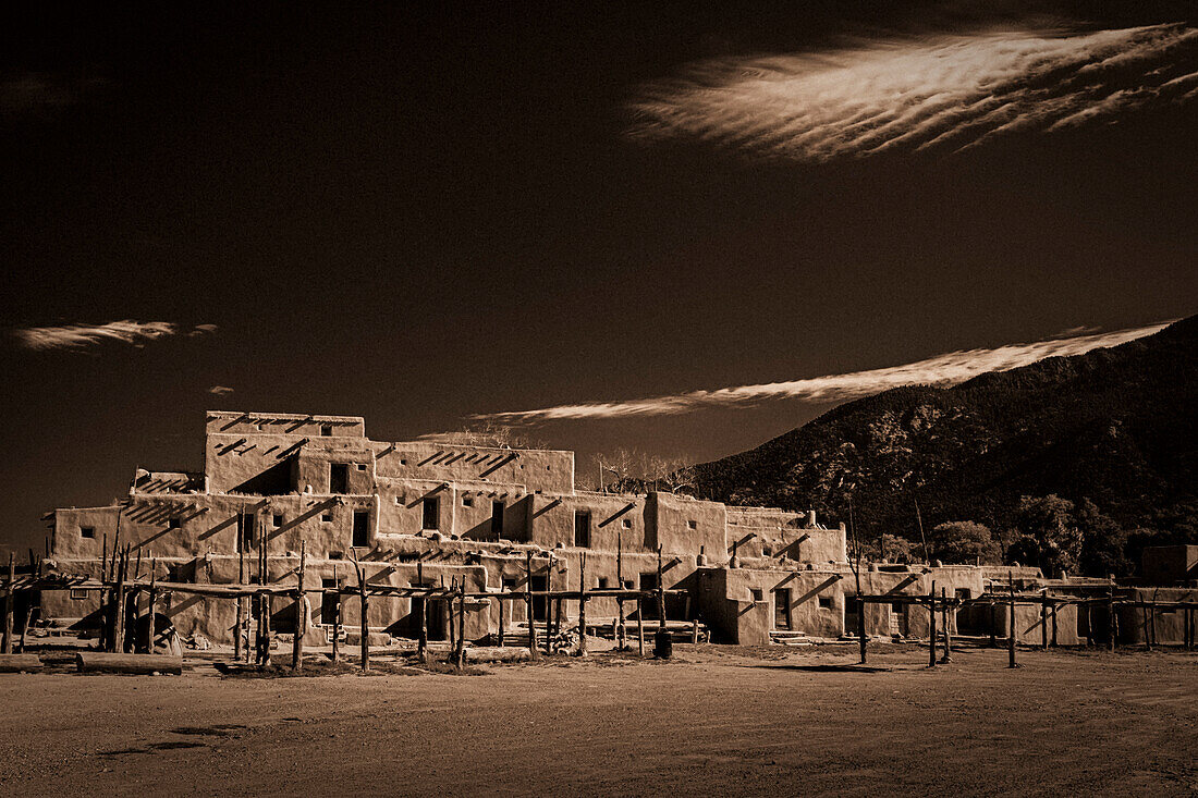 Dramatischer Blick auf das Hlaauma (North House), einen alten Wohnkomplex in Taos Pueblo, der noch immer vom indigenen Volk der Tiwa bewohnt wird und als eine der ältesten, kontinuierlich bewohnten Gemeinden in den Vereinigten Staaten gilt; Taos, New Mexico, Vereinigte Staaten von Amerika.