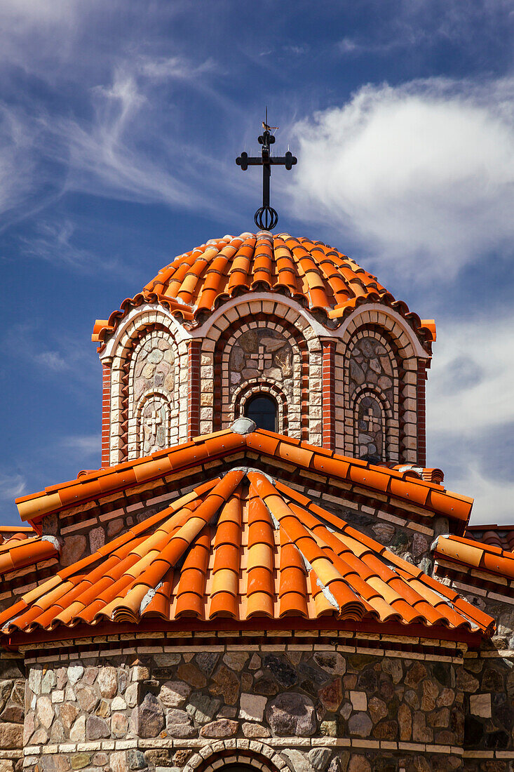 Nahaufnahme der verzierten zentralen Kuppel aus Tonziegeln und der steinernen Außenfassade der Kapelle des Heiligen Nikolaus im griechisch-orthodoxen St. Antonius-Kloster; Florence, Arizona, Vereinigte Staaten von Amerika.