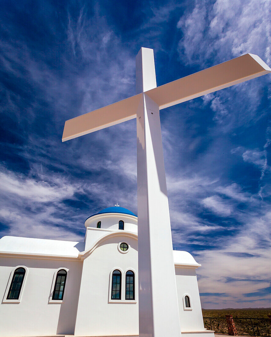 Das beeindruckende weiße Kreuz und die traditionelle griechische Architektur der Kapelle des Heiligen Propheten Elias im griechisch-orthodoxen Kloster St. Anthony's; Florence, Arizona, Vereinigte Staaten von Amerika.