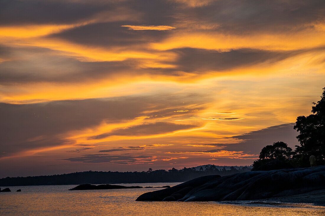 Sonnenuntergang über dem Strand auf der Insel Ko Samui im Golf von Thailand; Ko Samui, Surat Thani, Thailand.