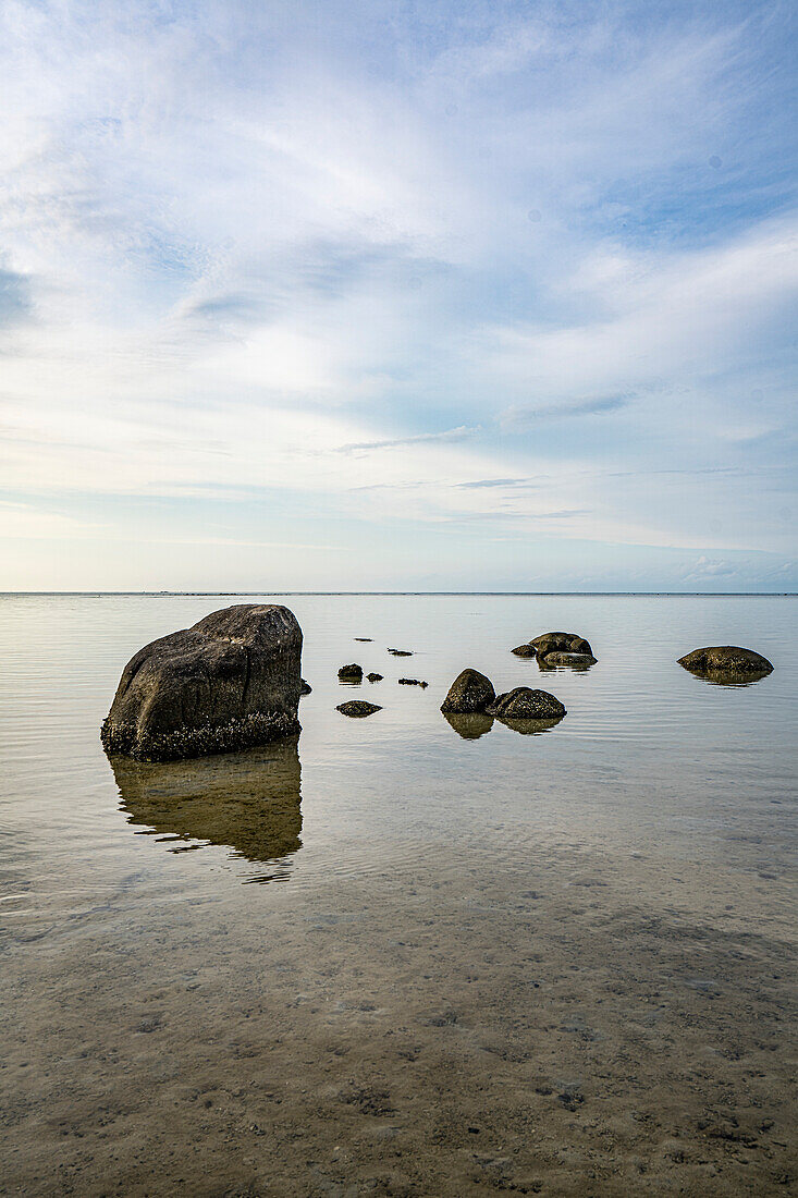 Morgendämmerung über einer Lagune mit Felsbrocken, die aus dem ruhigen, klaren Wasser an der Küste der Insel Ko Samui im Golf von Thailand auftauchen; Ko Samui, Surat Thani, Thailand