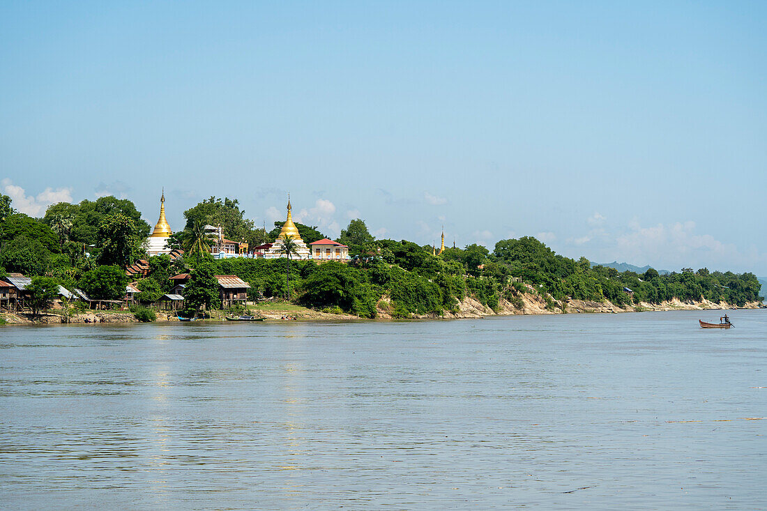 Morgendämmerung auf dem Ayeyarwady-Irrawaddy-Fluss von der Mingun-Pagode in der Nähe von Mandalay; Ländlicher Dschungel, Sagaing, Myanmar (Burma)