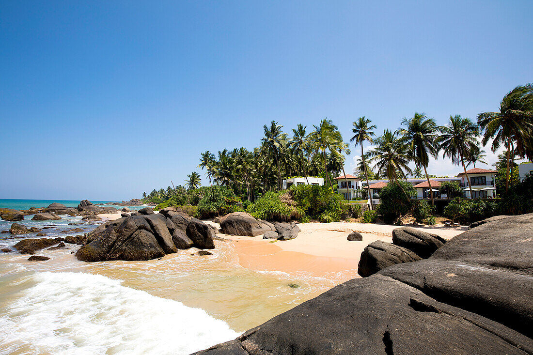 Strand direkt am Meer am Kuma Beach, Teardrop Boutique Hotel bei Balapitiya am Indischen Ozean; Balapitiya, Distrikt Galle, Sri Lanka.