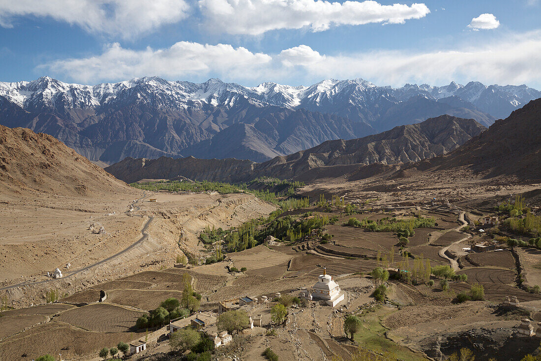 Blick vom Likir-Kloster über dem Industal auf die darunter liegende Landschaft mit einer weiß getünchten Stupa, durch das Himalaya-Gebirge von Ladakh, Jammu und Kaschmir; Likir, Ladakh, Indien.