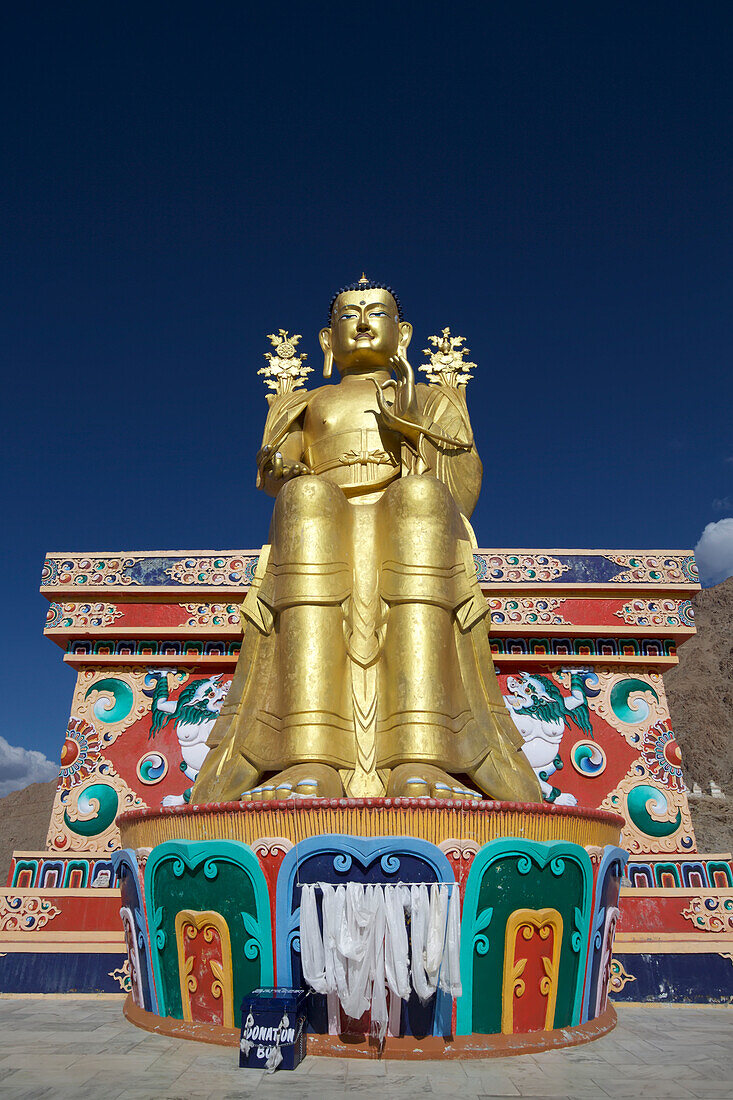 Riesige vergoldete Statue eines sitzenden Buddhas im Kloster Likir oberhalb des Indus-Tals, im Himalaya-Gebirge, Jammu und Kaschmir; Likir, Ladakh, Indien.