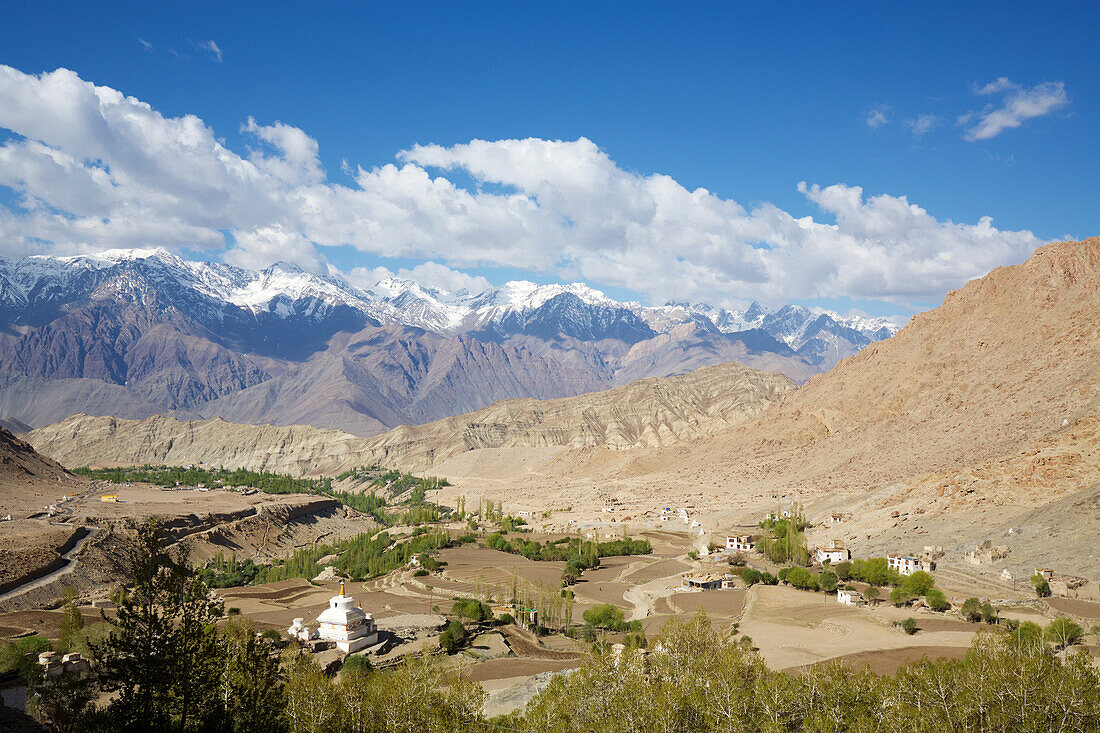 Blick vom Likir-Kloster oberhalb des Industals auf die darunter liegende Landschaft mit einer weiß getünchten Stupa, durch das Himalaya-Gebirge von Ladakh, Jammu und Kaschmir; Likir, Ladakh, Indien.