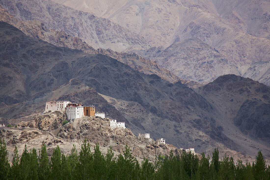 Kloster Thikse im Lichtschacht über dem Indus-Tal, das durch das Himalaya-Gebirge des tibetischen Plateaus in Ladakh, Jammu und Kaschmir verläuft; Thiksey, Ladakh, Indien.