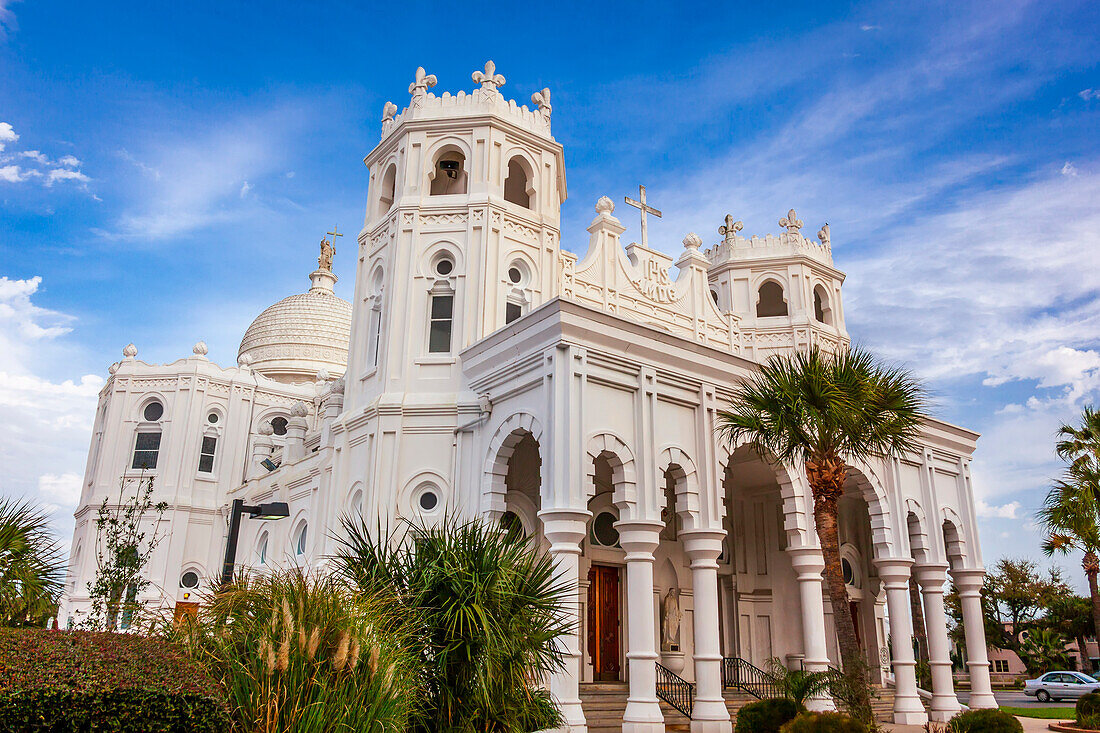 Die weiße, steinerne Fassade der katholischen Kirche Sacred Heart; Galveston, Texas, Vereinigte Staaten von Amerika.