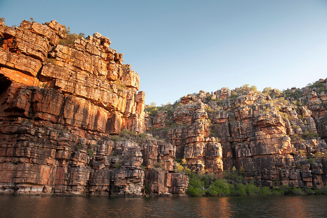 Sandsteinböschung mit ihren zerklüfteten Felsen entlang des King George River in den Kimberley; Westaustralien, Australien