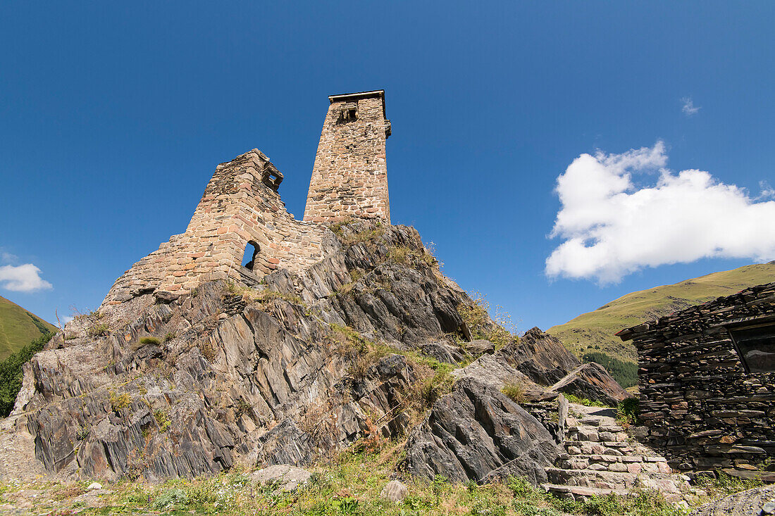 Ruine des Steinturms der Burg von Sno, erbaut auf einem Felsen im Dorf Sno im Bezirk Kazbegi; Sno, Kazbegi, Georgien.