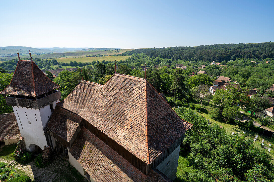 Dach der befestigten sächsischen Kirche von Viscri und Überblick über das Dorf; Viscri, Kreis Brasov, Siebenbürgen, Rumänien.
