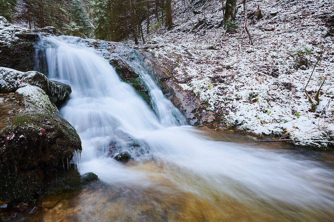 Verschneiter Wasserfall mit rauschender Kaskade bei Janosikove Diery im Winter; Kleine Fatra (Kleine Fatra), Karpaten, Terchova, Slowakei
