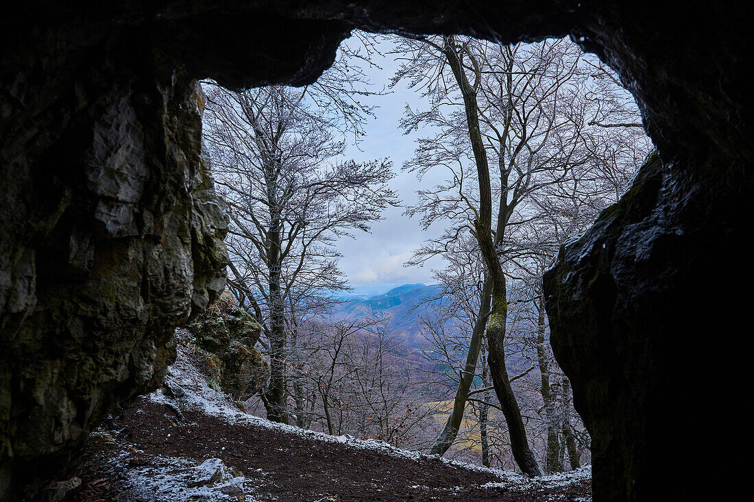 Blick aus einer Höhle mit verschneiten Rotbuchen (Fagus sylvatica) am Berg Vapec im Strazov-Gebirge; Kleine Fatra, Westkarpaten, Horna Poruba, Slowakei.