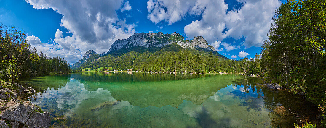 Hintersee mit der Spiegelung der Gipfel der Bayerischen Alpen; Berchtesgadener Land, Ramsau, Bayern, Deutschland