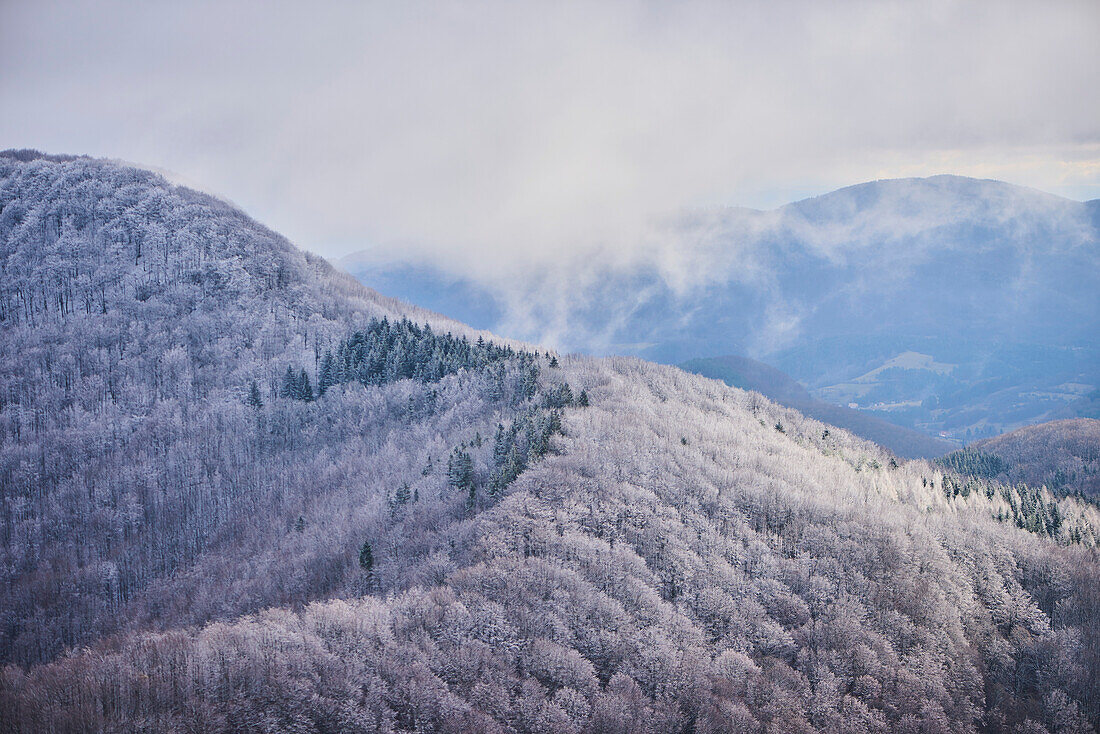 Verschneiter Bergblick vom Berg Vapec im Strazov-Gebirge; Kleine Fatra, Westkarpaten, Horna Poruba, Slowakei