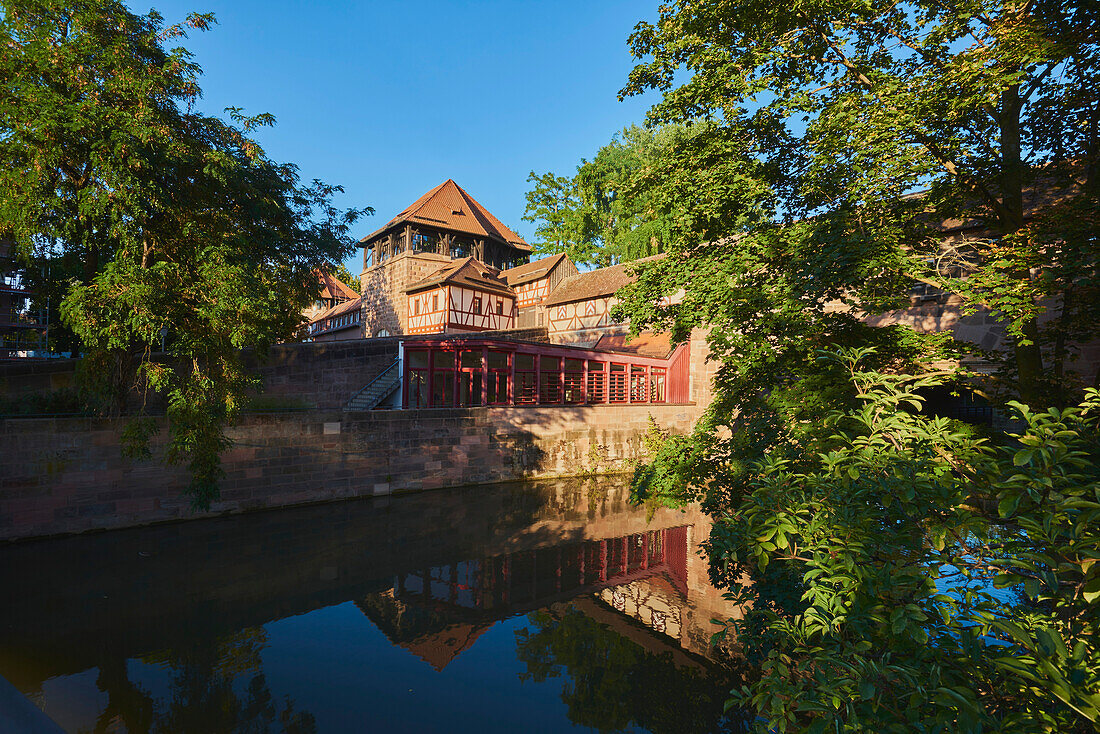 Historische Gebäude entlang der Pegnitz, die durch Nürnberg fließt, in der Altstadt; Franken, Bayern, Deutschland.