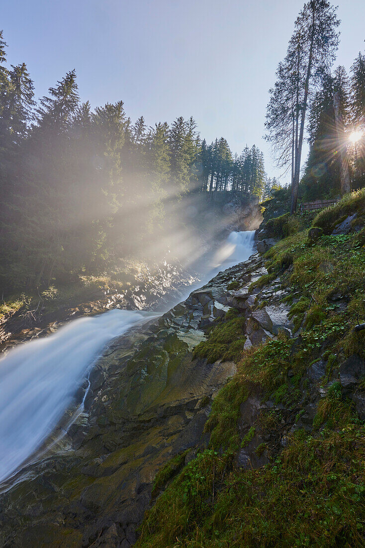 Krimmler Wasserfälle mit nebligem Sonnenlicht; Land Salzburg, Österreich