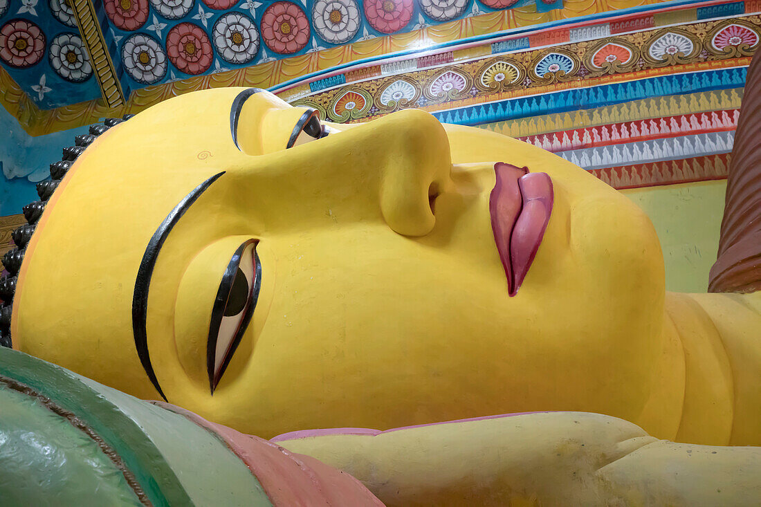 Nahaufnahme des Gesichts des längsten liegenden Buddhas in Südasien im buddhistischen Kloster von Galagoda Shailatharama Viharaya; Balapitiya, Galle District, Sri Lanka.