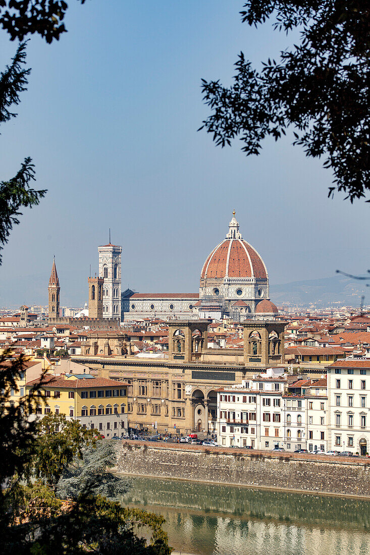 Skyline mit der berühmten roten Backsteinkuppel der Kathedrale Santa Maria del Fiore, dem Dom und Giottos Glockenturm im historischen Zentrum von Florenz; Florenz, Toskana, Italien