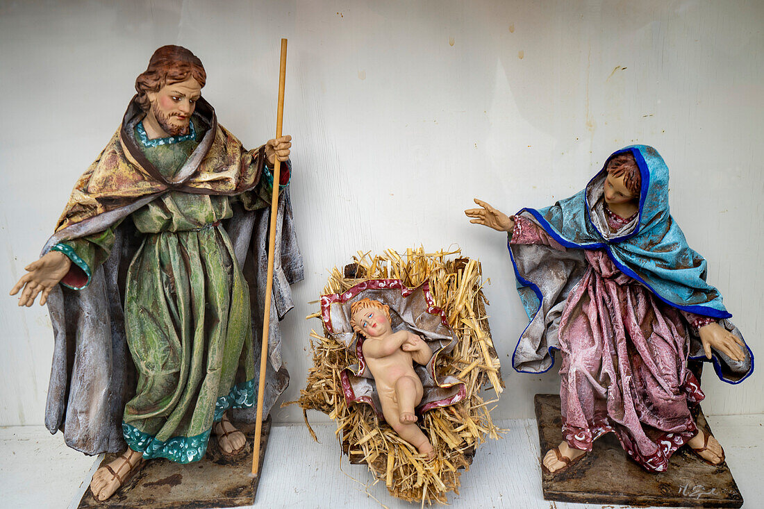 Religiöse Figuren der Heiligen Familie in der Krippe im historischen Zentrum von Lecce; Lecce, Apulien, Italien.