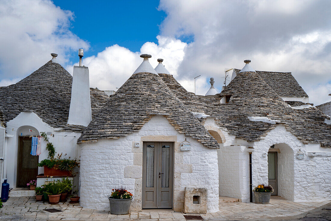 Traditionelle apulische Trulli-Häuser aus rundem Stein in Alberobello; Alberobello, Apulien, Italien