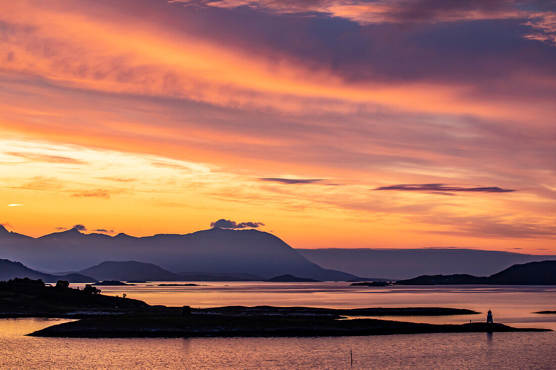 Mitternachtssonne am Polarkreis mit einem dramatischen Himmel in der Dämmerung; Lofoten, Polarkreis, Norwegen