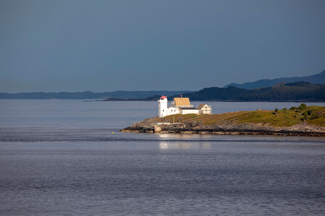 Leuchtturm von Terningen auf einer abgelegenen Insel in der Gemeinde Hitra nahe der Mündung des Hemnfjords in den Westfjorden von Norwegen; Sor-Trondelag, Trondelag, Norwegen.