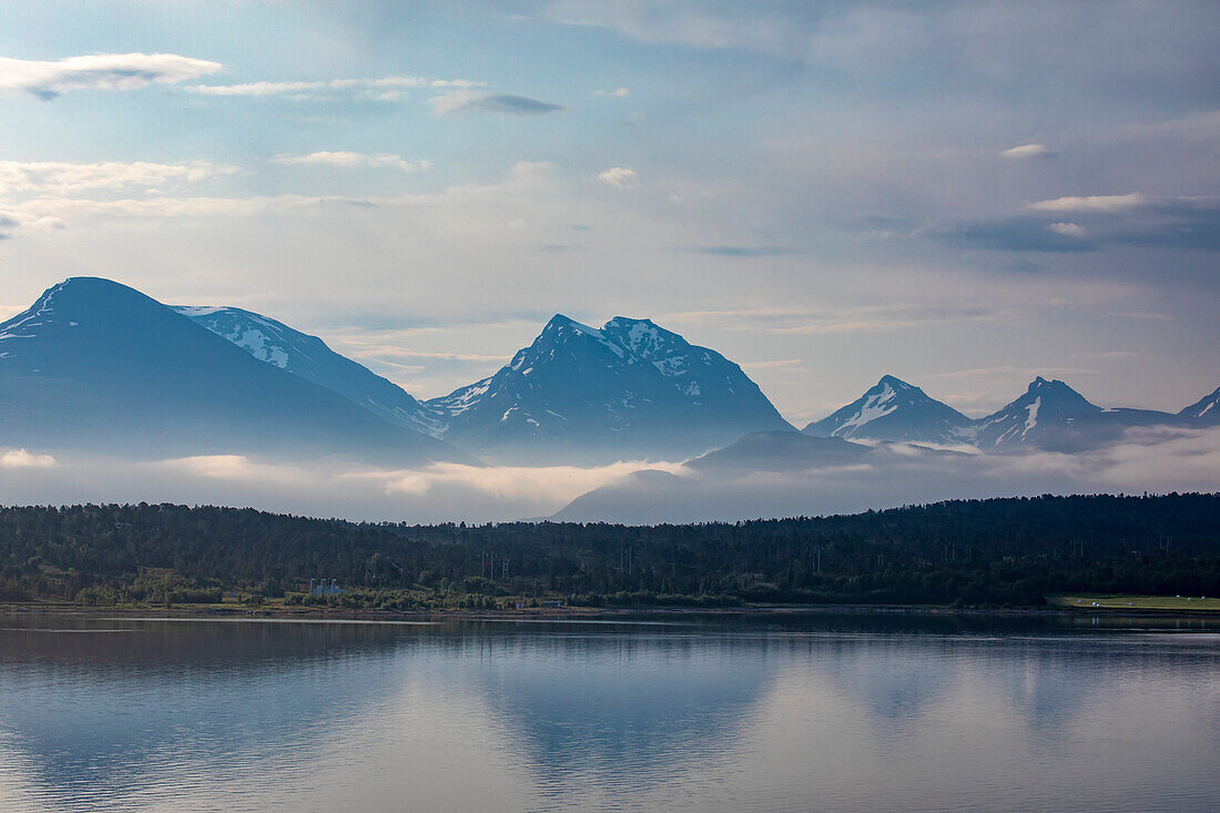 Sommerlandschaft mit Bergen und Inseln in den westlichen Fjorden von Norwegen; Tromso, Troms, Norwegen.