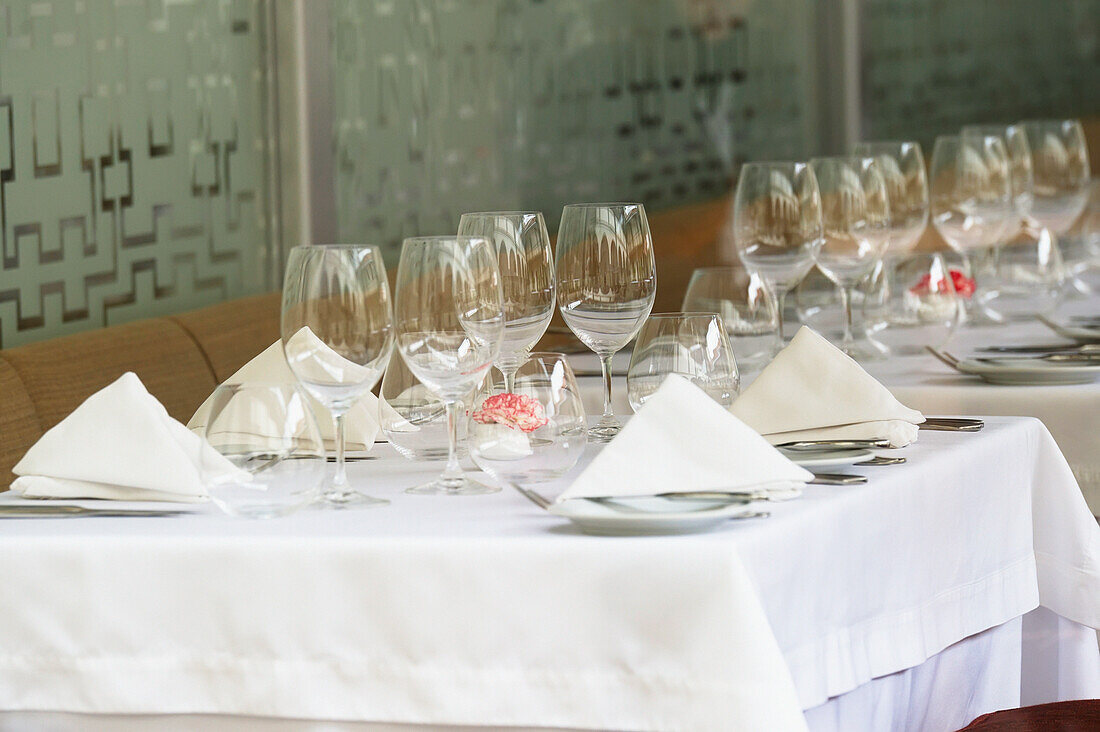 Gedeckter Tisch im Restaurant des Museo De Arte Precolombino; Cusco Peru