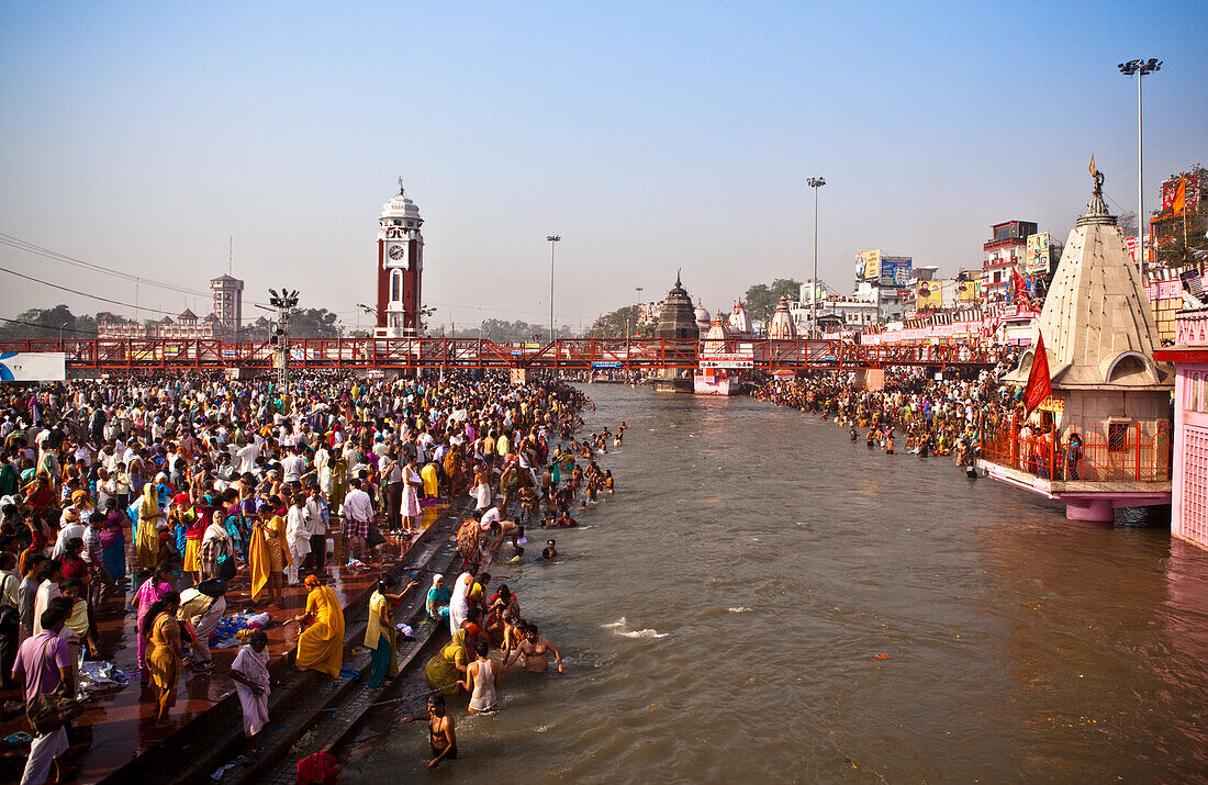 Eine Menschenmenge versammelt sich zum Baden im Fluss Ganges für die Kumbh Mela Pilgerreise; Haridwar Indien