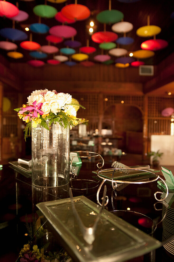 Von der Decke hängende Schirme und eine Blumenvase auf der Bar im Restaurant des Amari Rincome Hotels; Chiang Mai Thailand