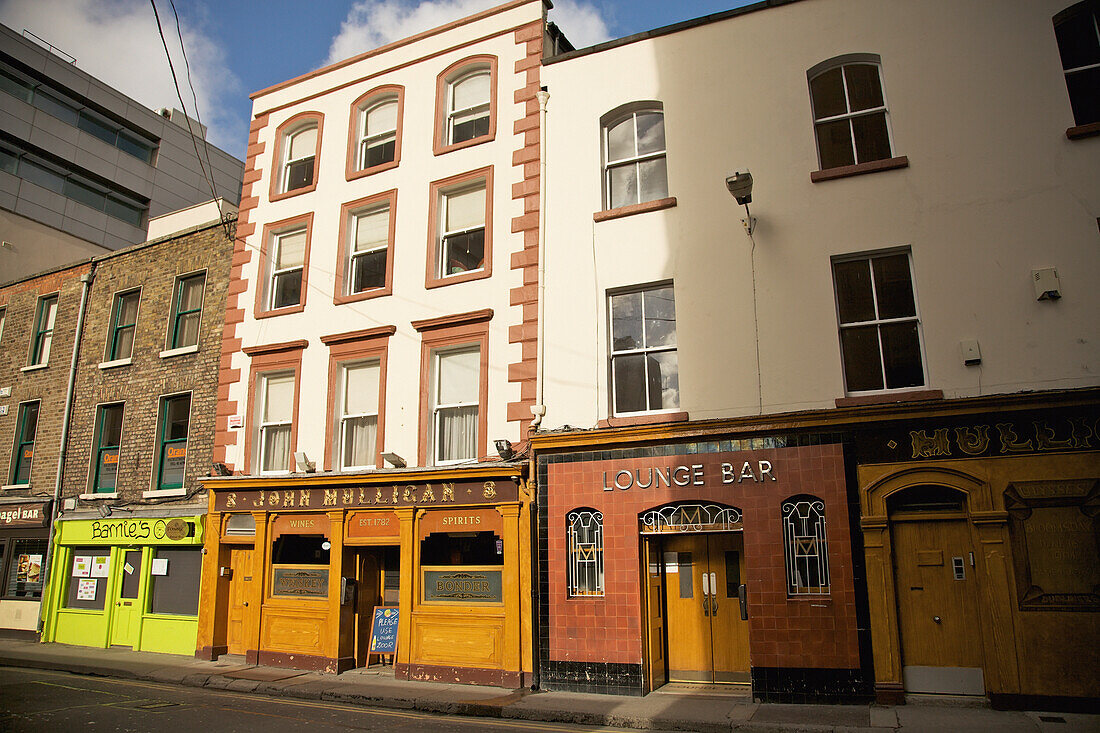 Mulligans Pub On Poolbeg Street; Dublin Ireland