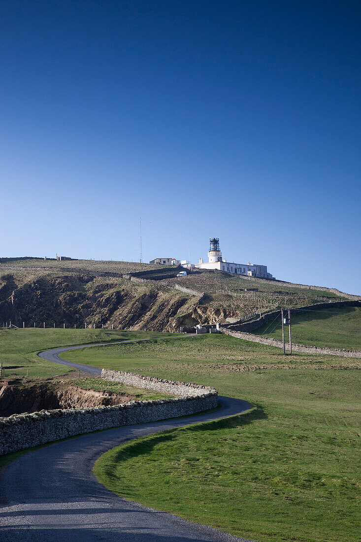 Leuchtturm von Sumburgh Head und eine kurvenreiche Straße; Shetland Schottland