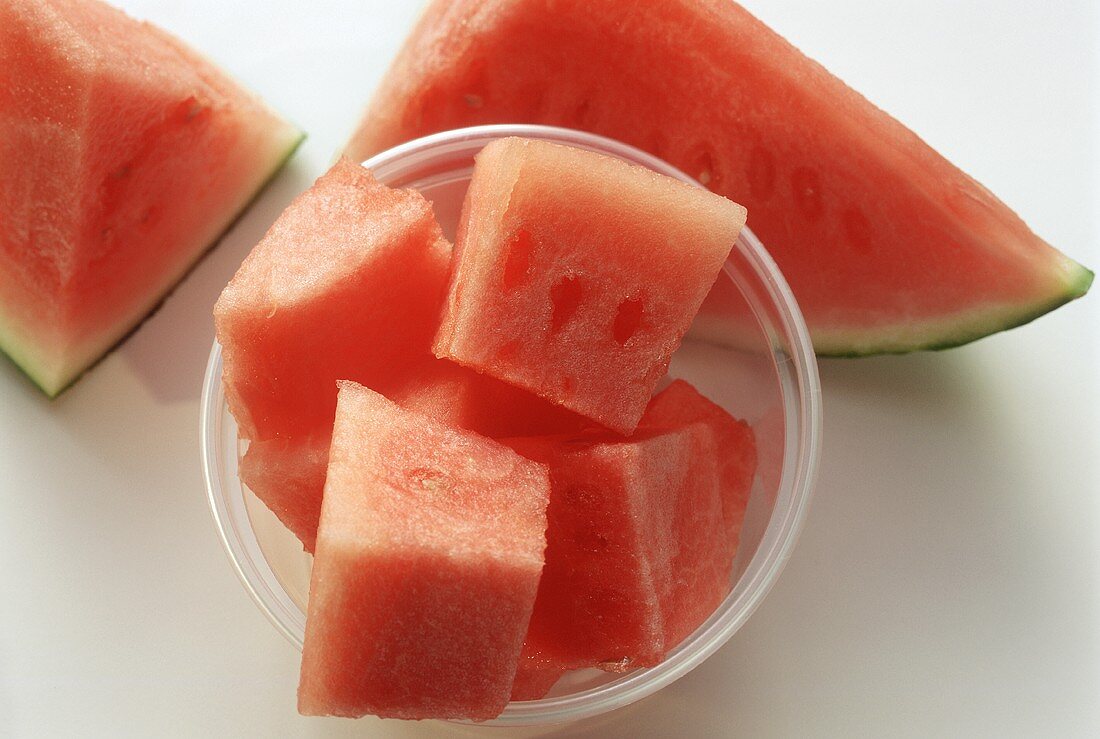 Wassermelonenstücke im Plastikbecher & Melonenschnitze