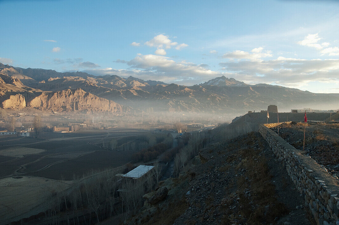 Panoramablick auf Bamiyan und die Steilwand vom Hügel im Morgennebel, Provinz Bamian, Afghanistan