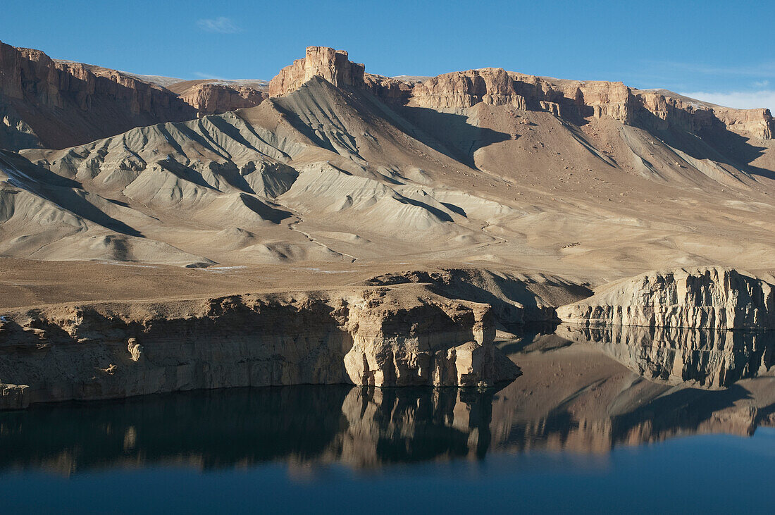 Spiegelungen im Hindukusch-Gebirge in Band-I-Haibat (Damm der Ehrfurcht), Band-I-Amir, Provinz Bamian, Afghanistan