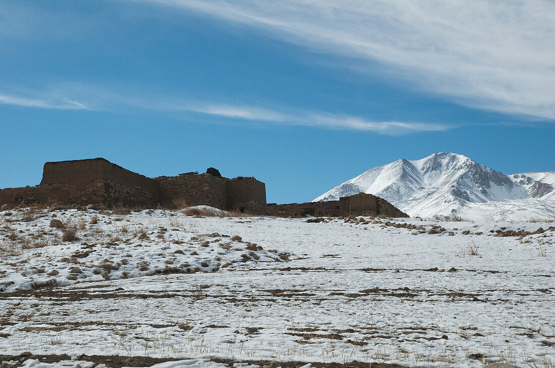 Lehmhaus am Hajigak-Pass mit der Koh-I-Baba-Kette im Hintergrund, Provinz Vardak, Afghanistan