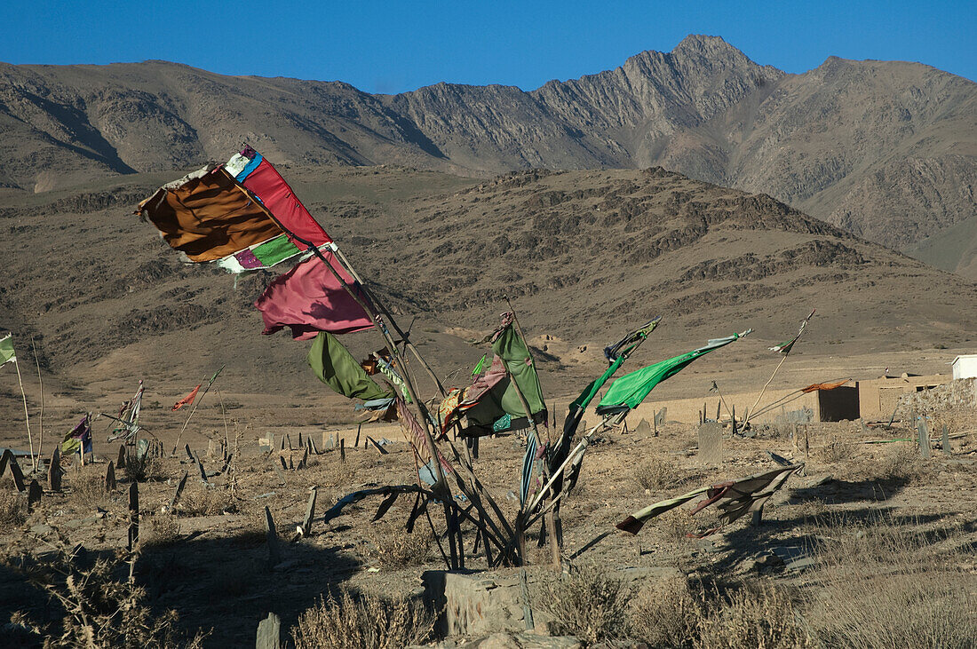 Fahnen flattern im Wind über einem muslimischen Friedhof in Jalrez, Provinz Vardak, Afghanistan